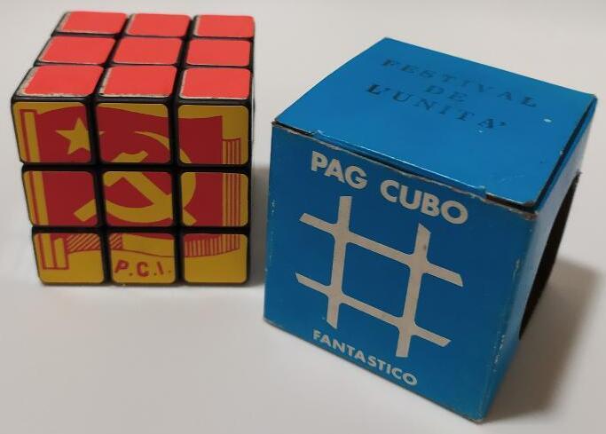 Cubo di Rubik con stemma del P.C.I. custodito presso il Museo del Comunismo e della Resistenza di Matera