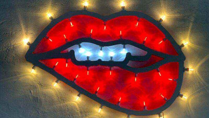 La sorgente dei sogni - Luci d'artista e dipinti alla Momart Gallery