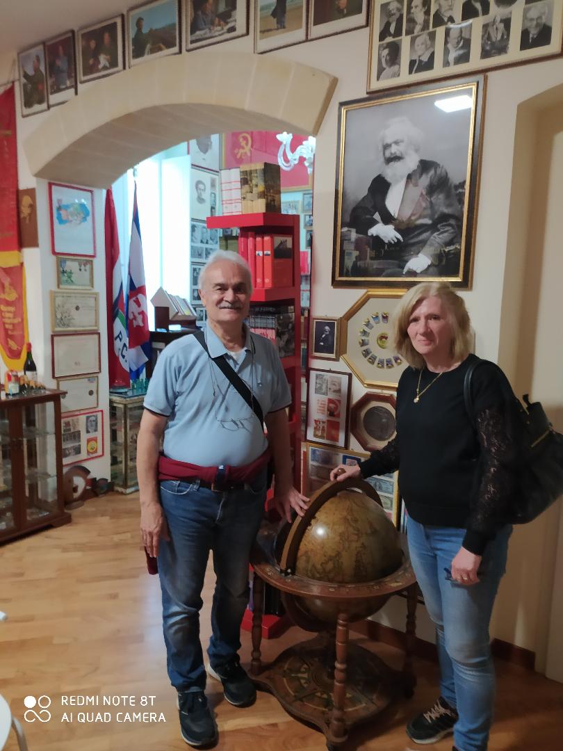 Nuova importante donazione per il Museo del Comunismo e della Resistenza: le storiche riviste comuniste di L'Union Soviétique 15 Stefano e Loretta Alberici durante la loro visita al museo, il 22 maggio 2025